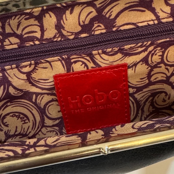 Hobo Black Leather Clutch w/Pockets Galore & Silver Metal Clasps - Picture 6 of 8